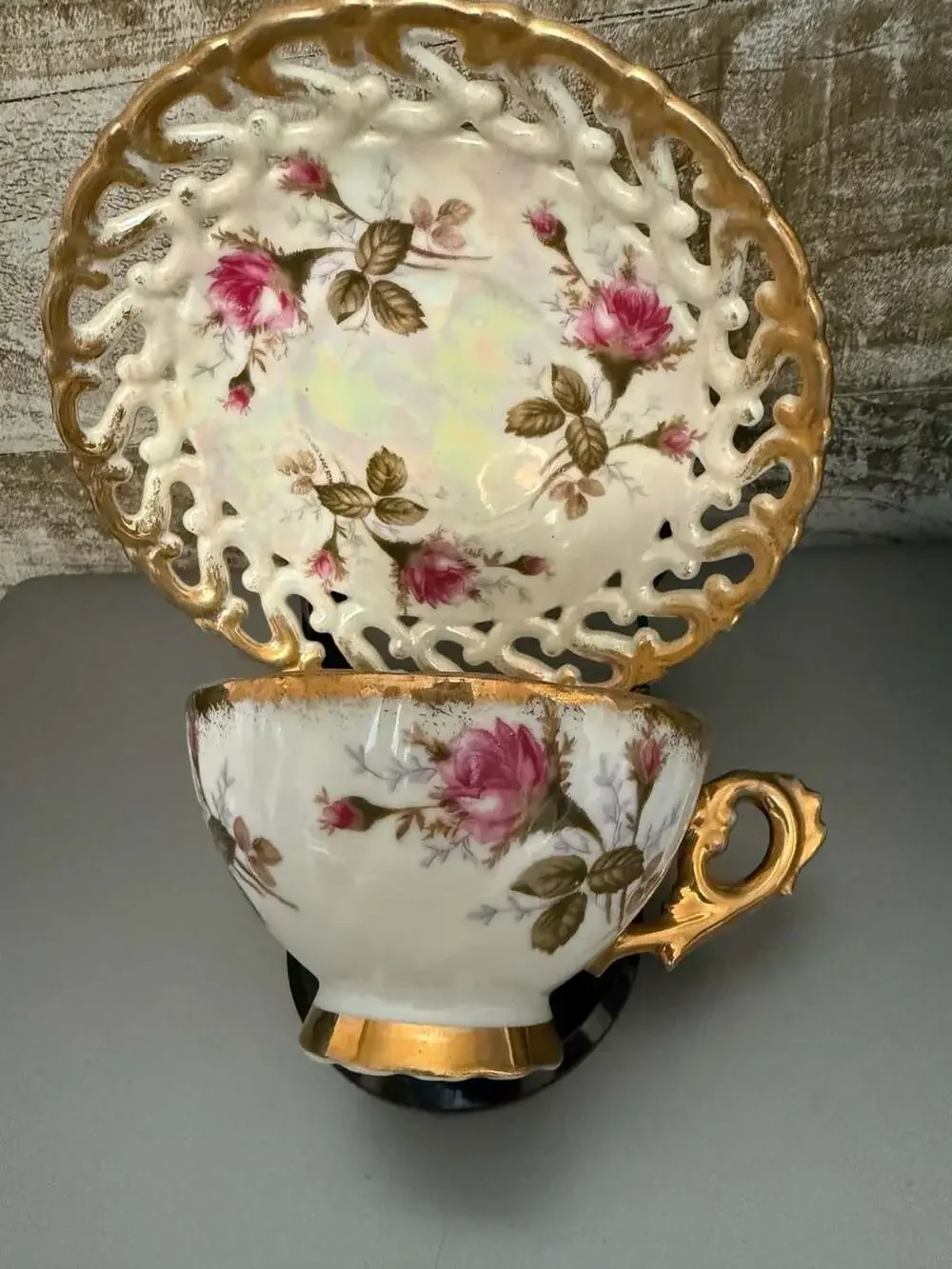 VTG Royal Sealy Fine Bone China Tea Cup & Saucer w/Roses & Gold Trim